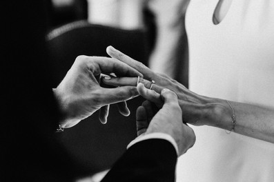 Photographie prise par Thomas Beauquesne, photographe de mariage en Seine-et-Marne, mettant en avant les mains de Léonie et Nikolaï pendant la cérémonie civile à la mairie du Marais.