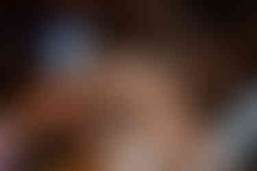 Moment festif sur la piste de danse au Clos Barthélémy, invités en mouvement capturés par Thomas Beauquesne photographe mariage vintage et dynamique