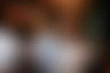 Invités en pleine danse, rires et mouvements spontanés capturés lors de la soirée du mariage à l’Orangerie du Moulin par Thomas Beauquesne