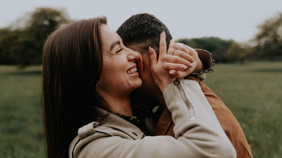 Photographie prise par Thomas Beauquesne, photographe professionnel de mariage en Seine-et-Marne (77), lors d’une séance engagement champêtre près de Pontault-Combault. Photo de couple naturelle et authentique en extérieur, idéale pour une séance photo engagement avant mariage.