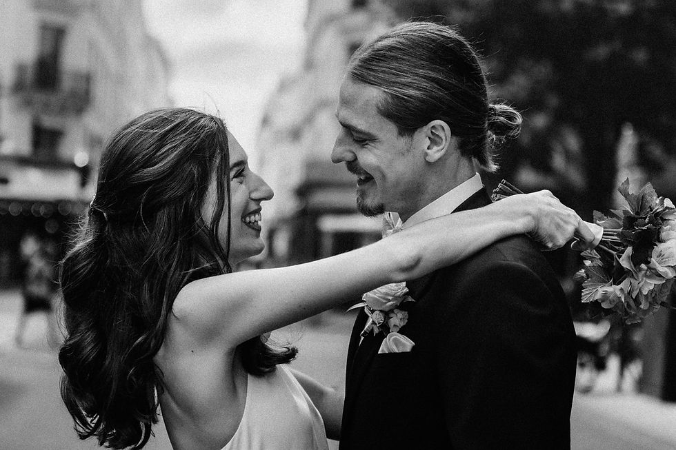 Photographie prise par Thomas Beauquesne, photographe de mariage en Seine-et-Marne, capturant Léonie et Nikolaï en portrait romantique dans le parc du Domaine des Clos Vallées.