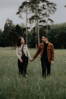 Photographie prise par Thomas Beauquesne, photographe professionnel de mariage en Seine-et-Marne (77), lors d’une séance engagement champêtre près de Pontault-Combault. Photo de couple naturelle et authentique en extérieur, idéale pour une séance photo engagement avant mariage.