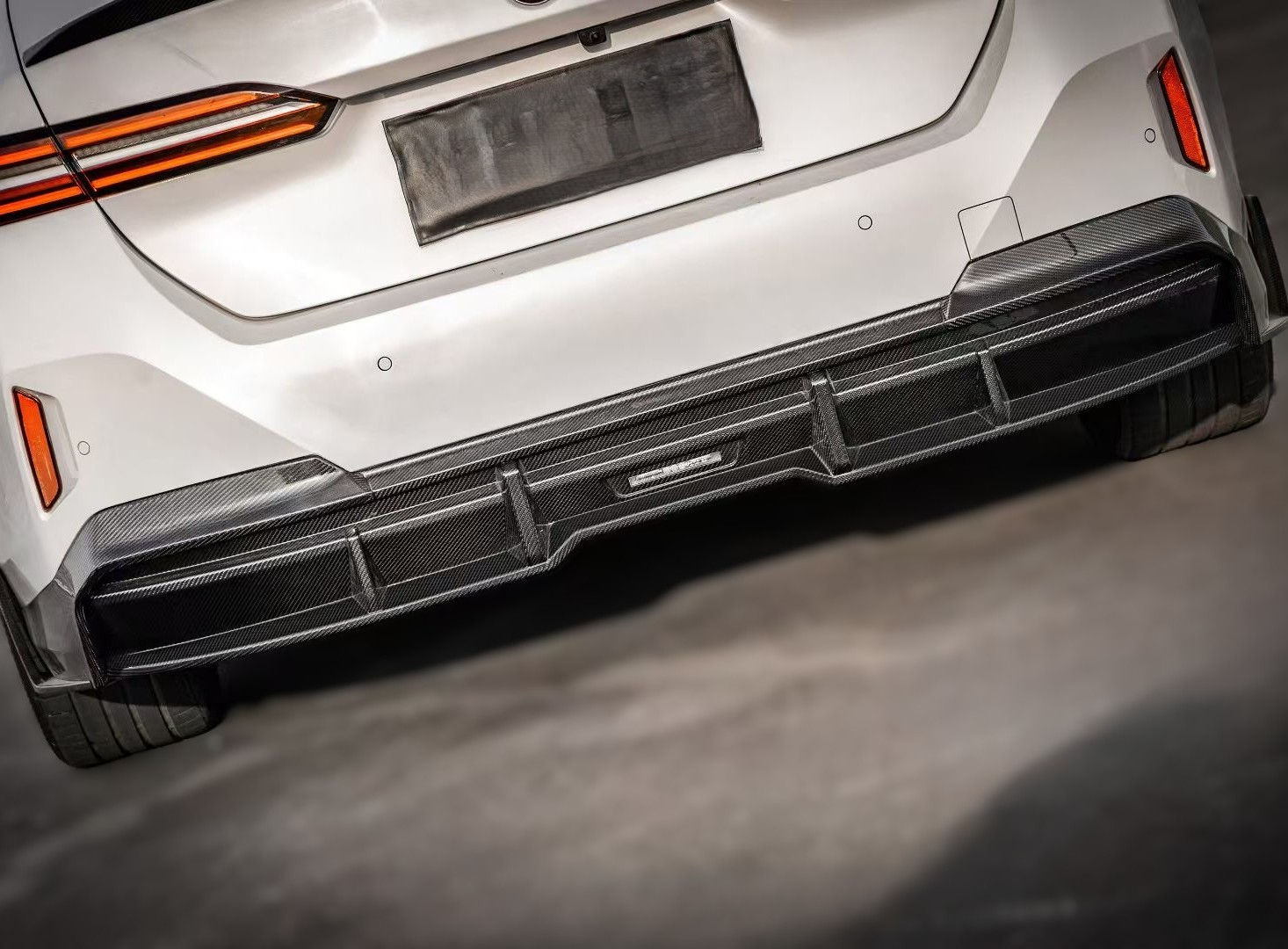 BMW・G60/68(2024ーIN) ドライカーボン・SQタイプ・リアディフューザー・セット