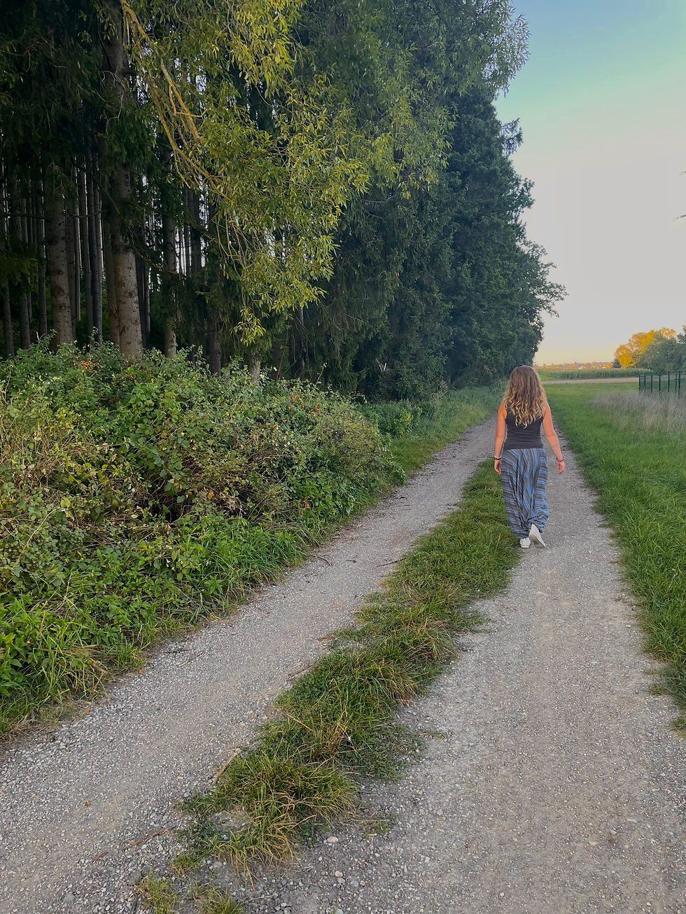 Oft sind wir uns unseren Problemen recht bewusst. Die Entscheidung liegt dann an uns, ob es weiterhin ein "Problem" bleiben soll oder ob es mehr ein "Thema" wird, mit dem wir zu tun haben und etwas lernen dürfen? Dabei geht es nicht immer darum, die konkrete Situation an sich zu verändern, sondern mehr unsere innere Einstellung anzupassen. Vielleicht hat das ursprüngliche "Problem" ja auch seine Berechtigung, indem es dich auf etwas aufmerksam macht, was du noch für deinen weiteren Lebensweg lernen darfst...