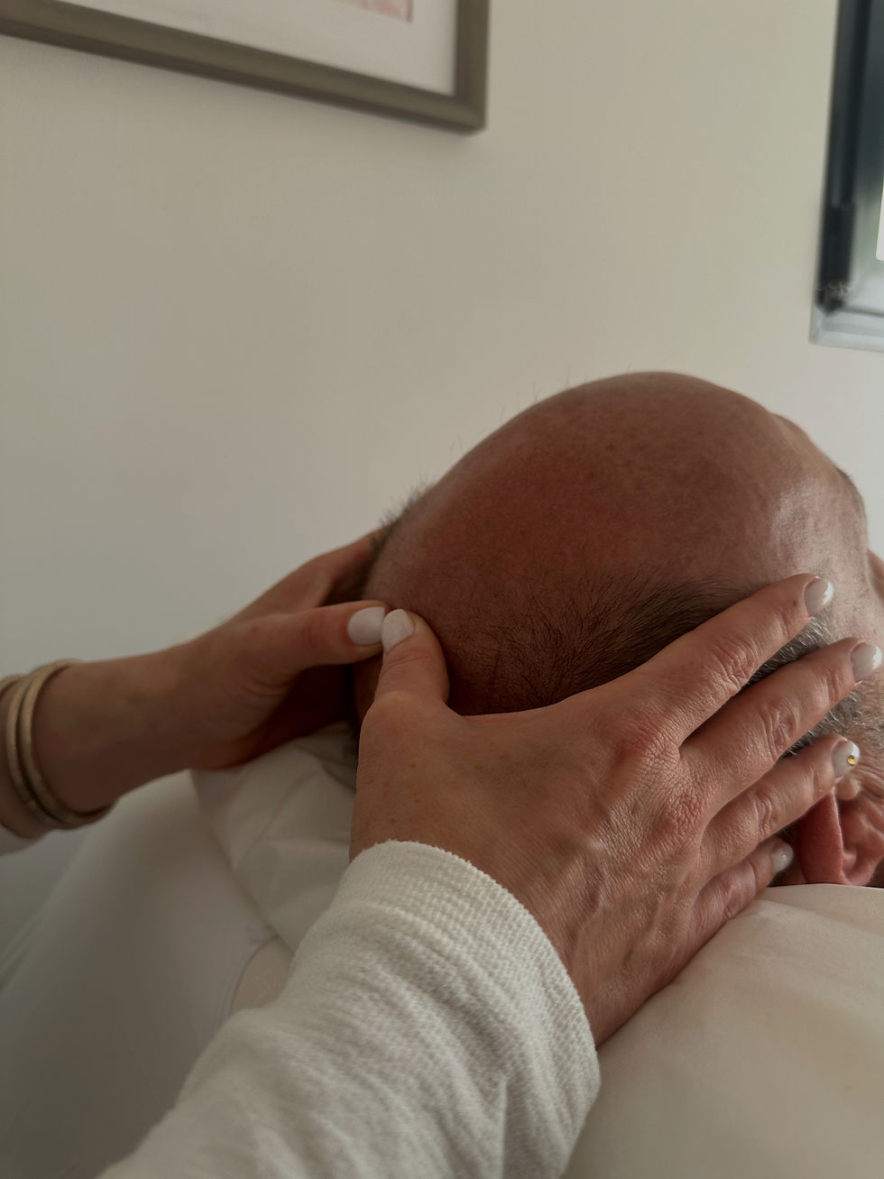 Acupression manuelle sur le crâne pour rééquilibrer l’énergie vitale et apaiser le mental