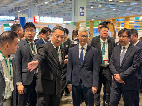EcoBay Alliance CEO Samuel Tang and Endeavour Environmental Education Foundation (ENEEF) Chairman Mr. Liu Kai Kwong introduced the exhibition booth and the "Greater Bay Area Wetland Symbiosis Plan" to Mr. Tai Kin Ip, Secretary for Economy and Finance of Macao.