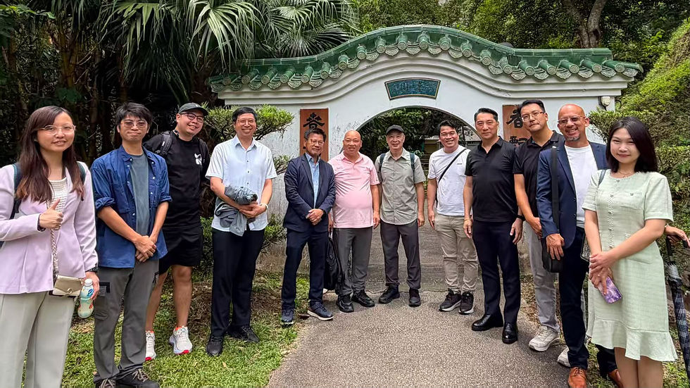 Distinguished guests pose for a group photo at the entrance of the CUHK Chinese Herbal Medicine Garden