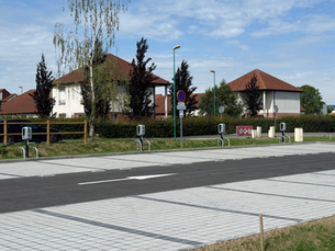 Parking de covoiturage moderne à Lallaing réalisé avec l'expertise de DEVRED ÉLECTRICITÉ, comprenant un éclairage public LED performant, des bornes de recharge pour véhicules électriques et des infrastructures électriques assurant sécurité, visibilité et mobilité durable dans le Nord.
