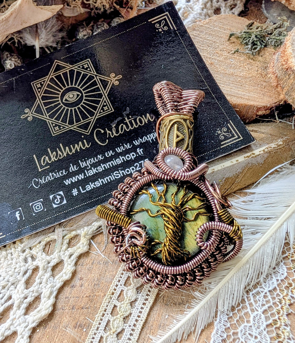 Miniature : 
Talisman Yggdrasil Labradorite, perle en Labradorite blanche et rune Thurisaz 
