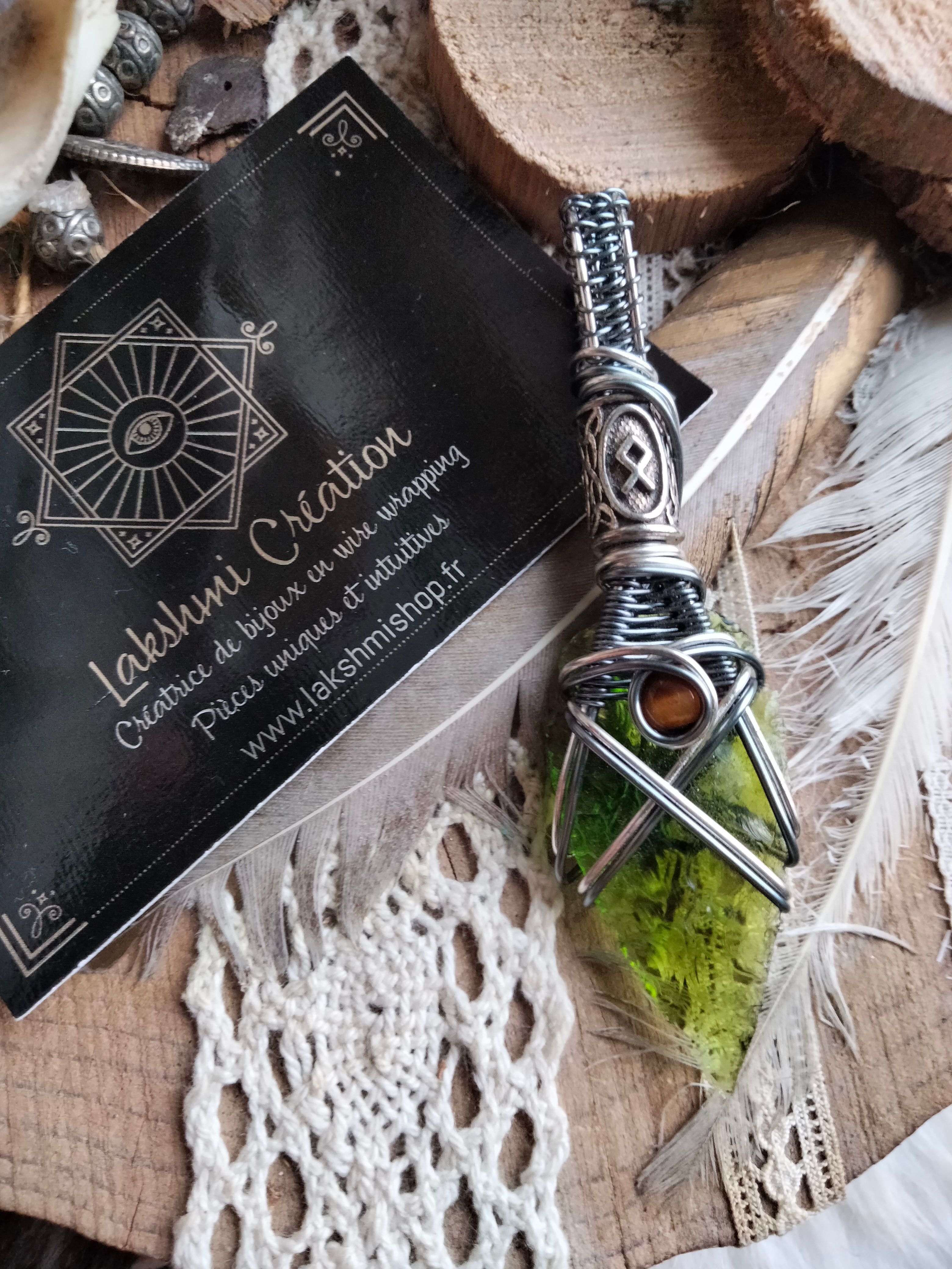 Flèche en verre vert, Oeil de tigre et rune Othala 