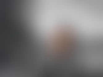 Personne en salle de réunion devant un mur rempli de graphiques, exprimant une fatigue visuelle face à la surcharge de data visualisation.