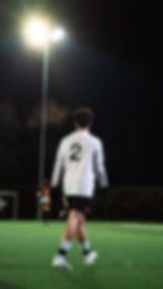 Joueur de foot durant un match de nuit
