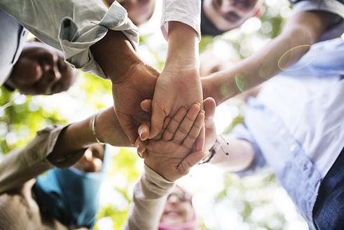 Grupo de personas dandose la mano