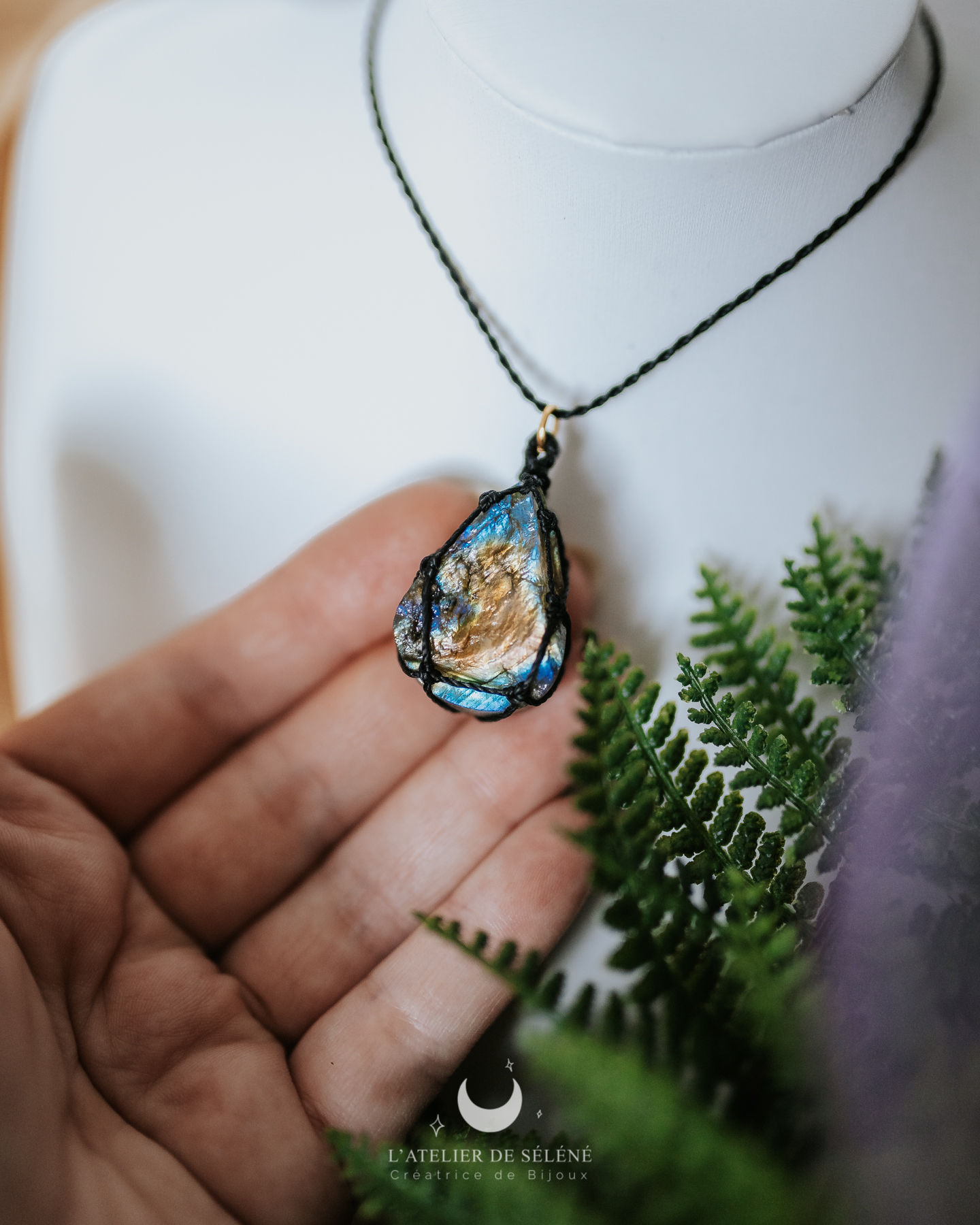 Pendentif noir avec labradorite brute