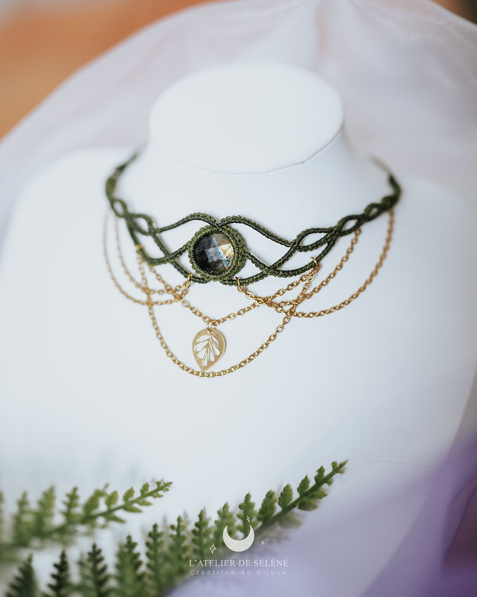 Modèle "Urania" vert olive avec une labradorite