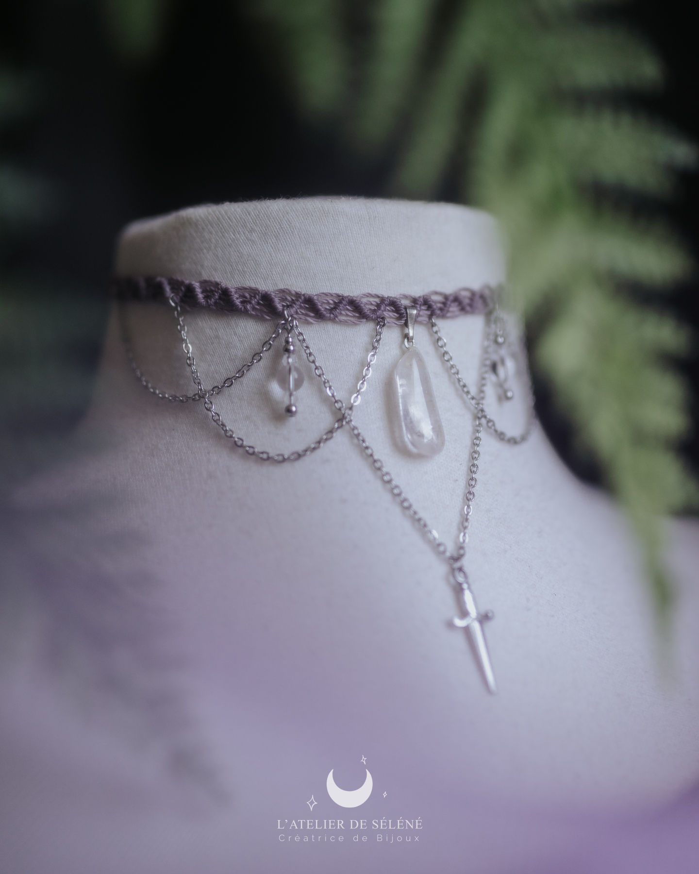 Ras de cou lila avec pendentif upcyclé en cristal de roche