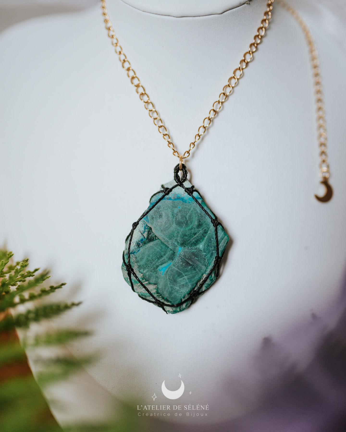 Pendentif noir avec malachite brute