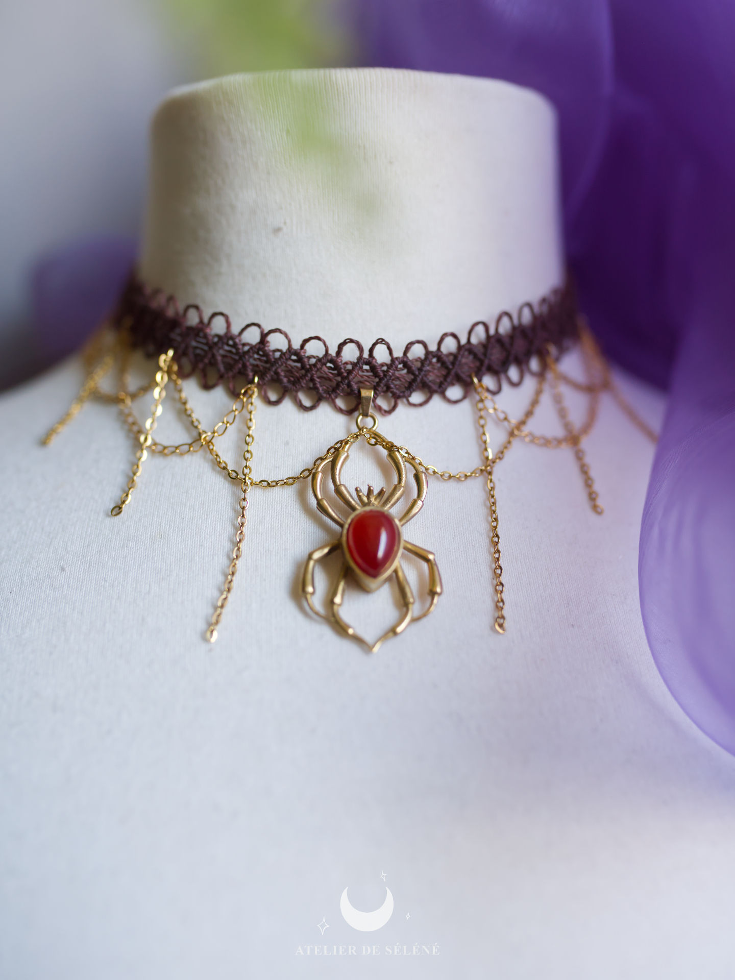 l'araignée I - Ras de cou marron avec une araignée dorée