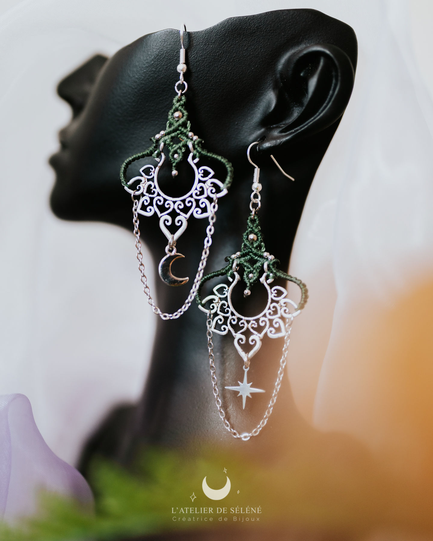 Boucles d'oreilles dépareillées vertes et argentées