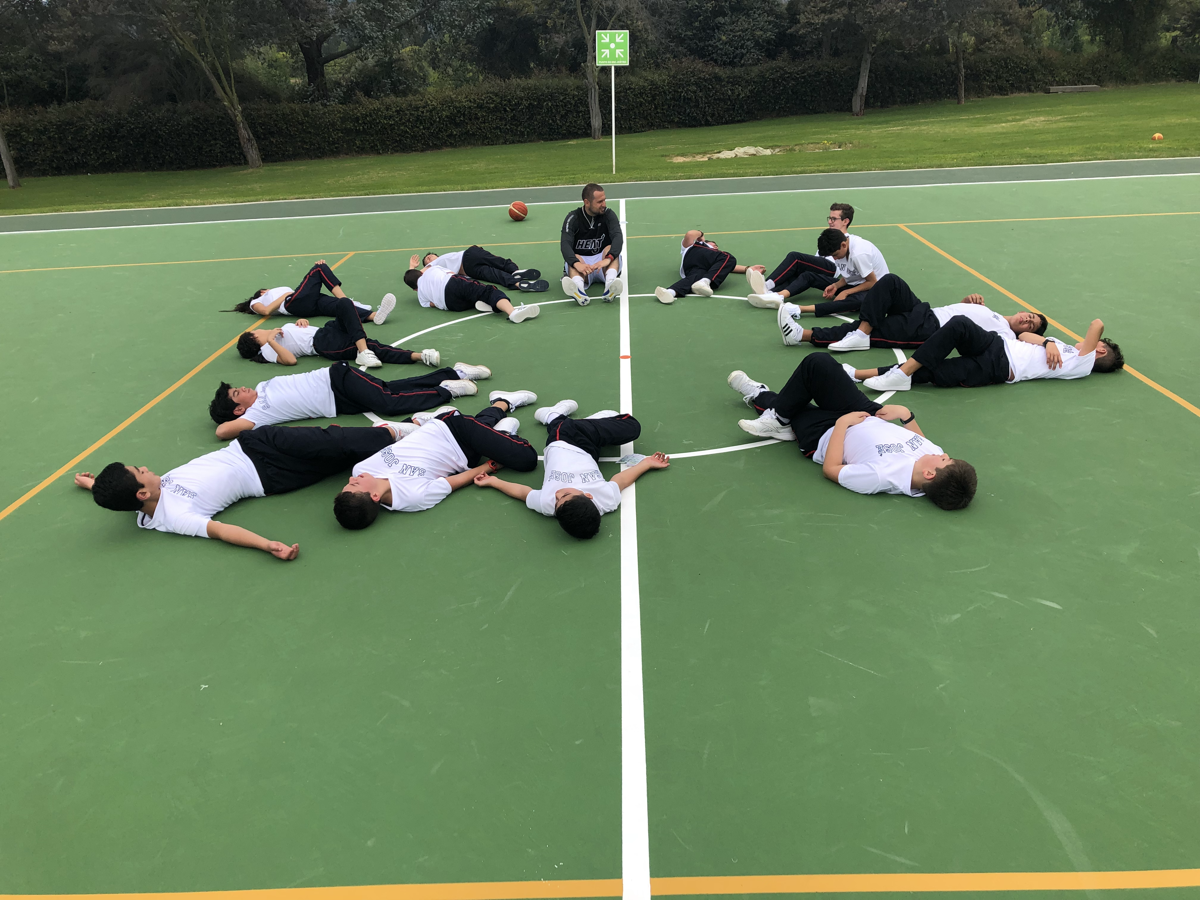 Calentando en la cancha múltiple SJ