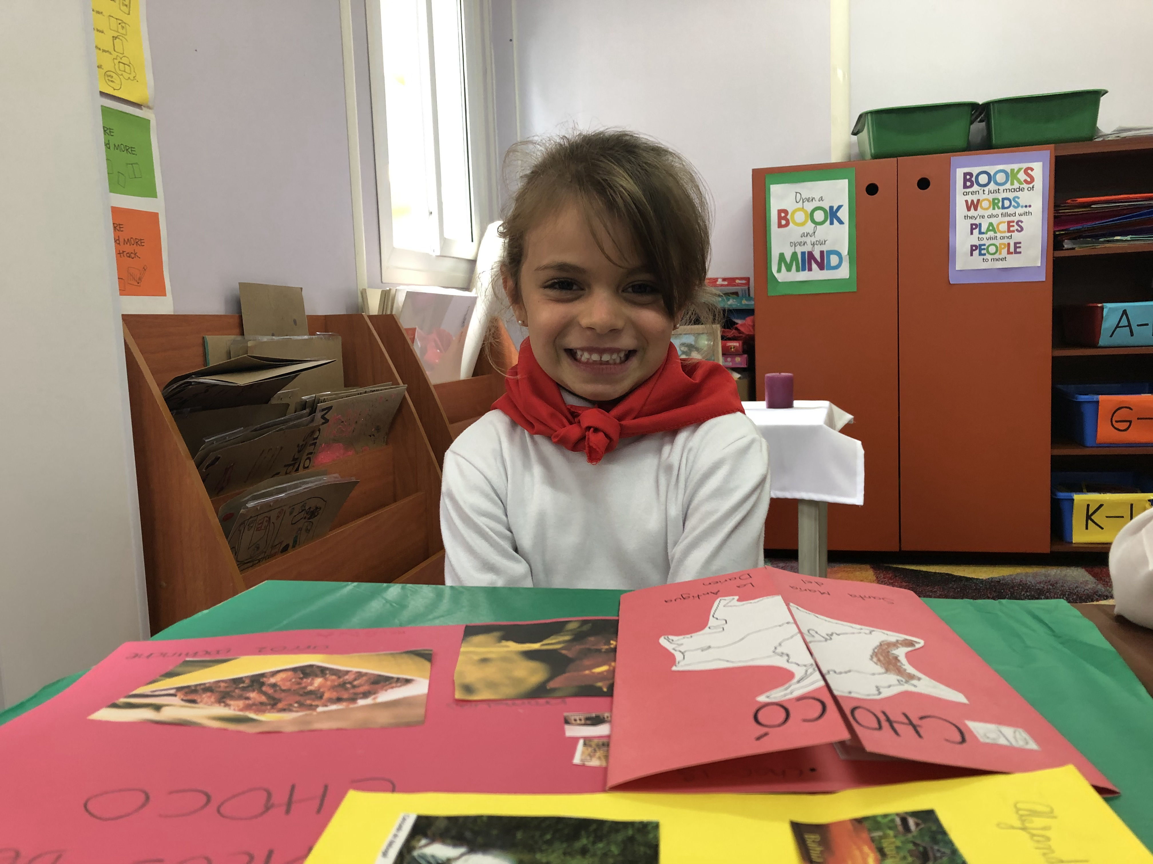 Estudiantes aprendiendo felices