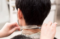 ヘアカットをしている男性