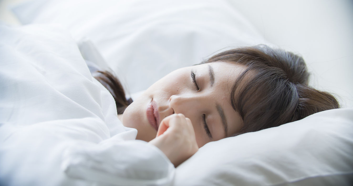 眠る女性