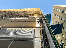 塗装工事中のマンション