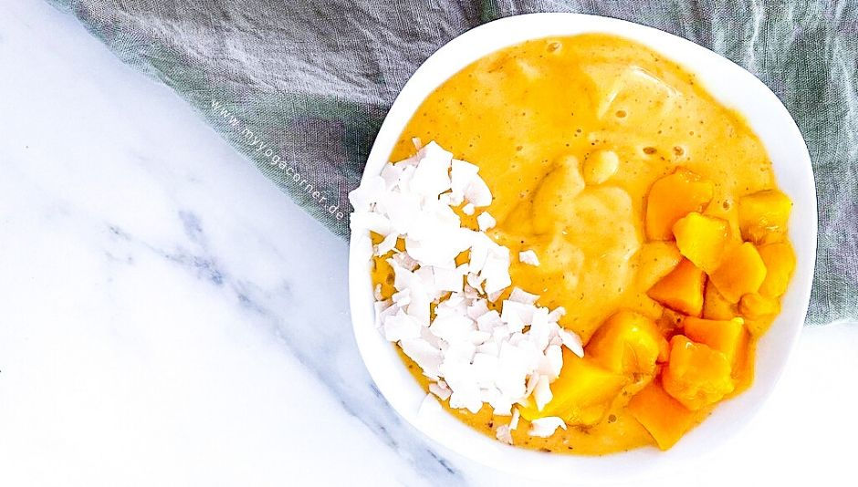 Sommerliche Mango Smoothie Bowl #rezept #mango #smoothie #bowl #gesund #schnell #einfach #easy #healthy #vegan #recipes #clean #breakfast #frühstück