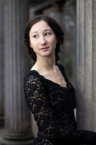 Neele Christina Pels Schauspielerin Actress Schauspiel Film Theater Bühne ALRA Berlin Phantom Produktion Fitz Van Thom smile Ensemble Casting Fotoshooting Ukulele Hula Hoop Hooping Englisch Serie Hörspiel Synchronsprecherin Clown  Jonglieren Yoga  Oldenburg Soap Kurzfilm Studentenrolle quirky deutsch  