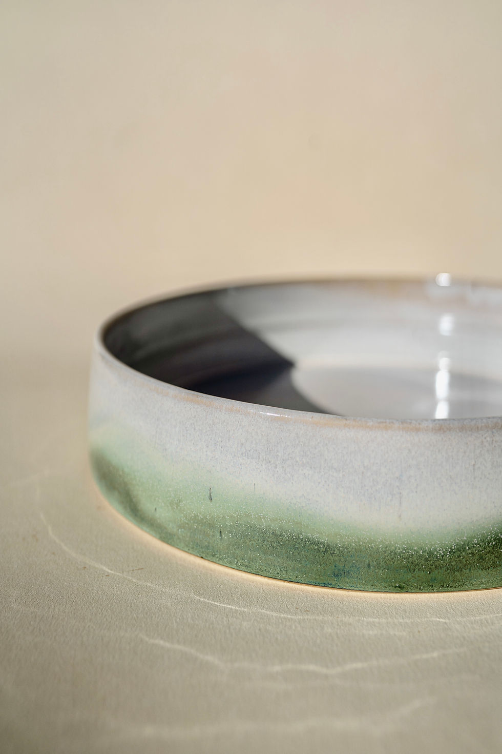 Plat rond en céramique.