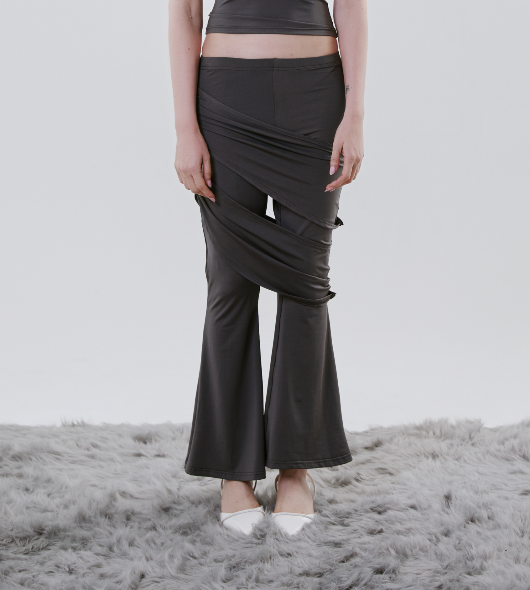 STRATA PANT IN DARK GREY
