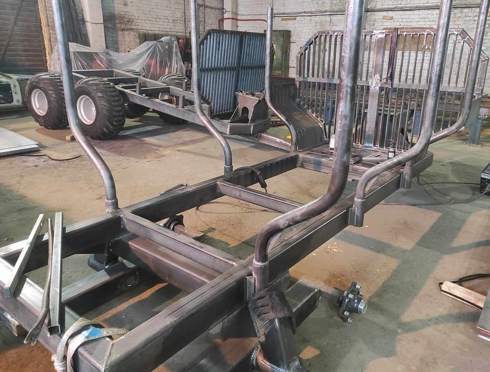Tvirta metalinė miško priekaba medienos transportavimui. Nestandartinių miško priekabų rėmų, atramų ir sunkiosios technikos konstrukcijų gamyba pagal užsakymą – Metalkonsul.
