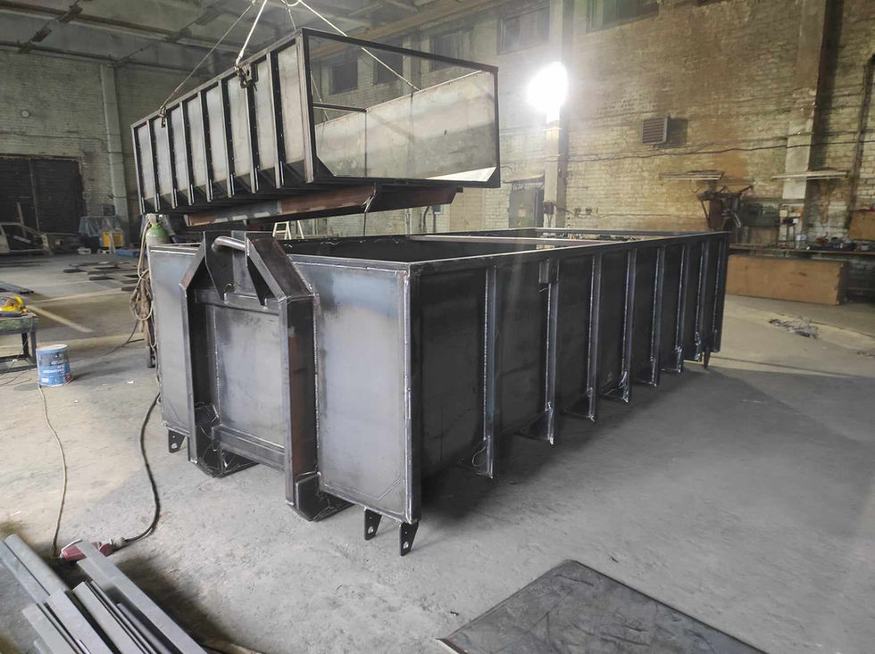 Uždaras juodo metalo pramoninis konteineris. Nestandartinių metalinių talpų, bunkerių ir specializuotų konteinerių gamyba pagal užsakymą – Metalkonsul.