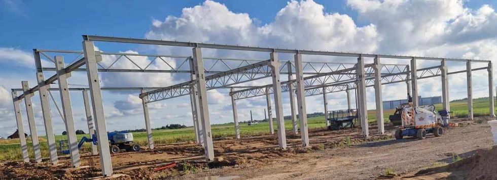 Baltas plieninis pastato karkasas. Laikančiosios metalo konstrukcijos angarams ir pramoninių pastatų statybai – Metalkonsul.