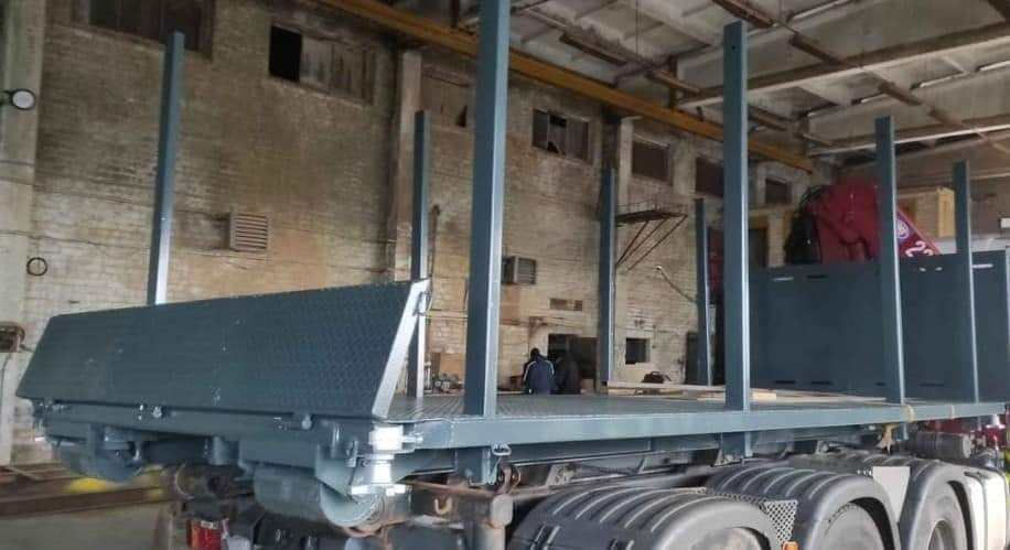 Metalinė užtraukiama platforma sunkvežimiui. Tvirtų kėbulų, kablinių sistemų ir užtraukiamų platformų gamyba pagal užsakymą – Metalkonsul.