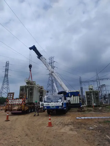 Guindaste em içamento de radiador trafo