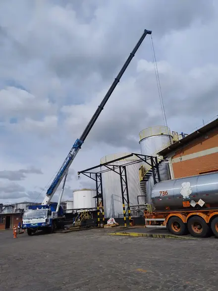 Guindaste XCMG em operação no Rio Grande do Sul.