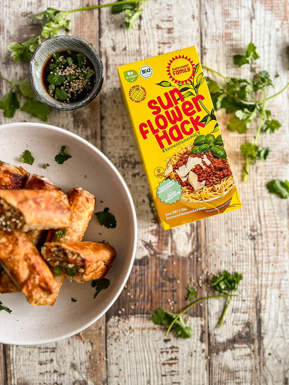 Packung sunflowerHACK neben Schüssel Frühlingsrollen