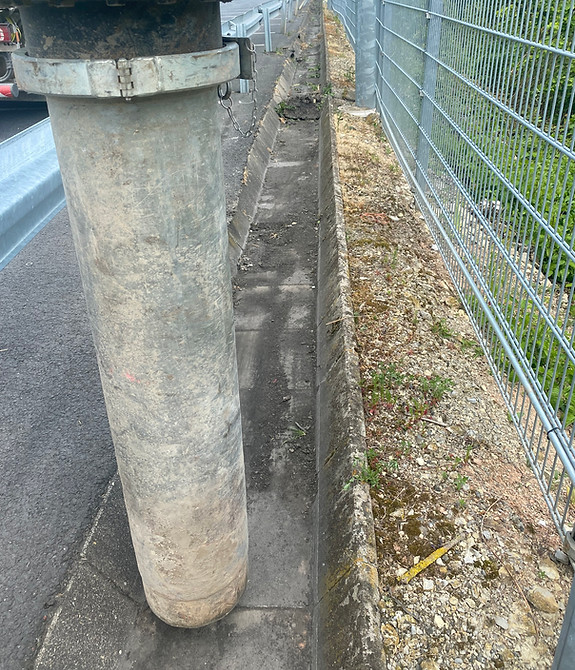 Čištění příkopů, vpustí a krajnic, odsávání frézovaného materiálu, úklid u kolejí. Brno a Jihomoravský kraj.