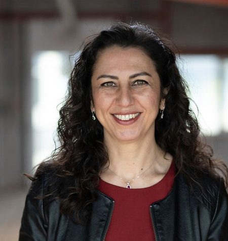 Portrait of Songul Balaban, executive coach supporting female leaders and expat professionals to gain clarity and confidence.
