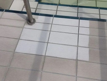 Καθαρισμός αντιολισθητικών πλακών