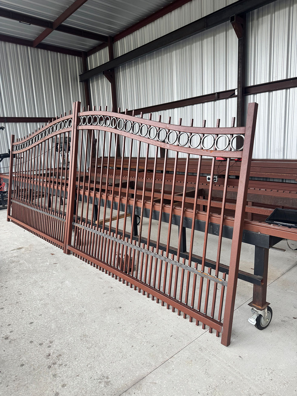 Miniatura: decorative ring steel driveway gate ranch design