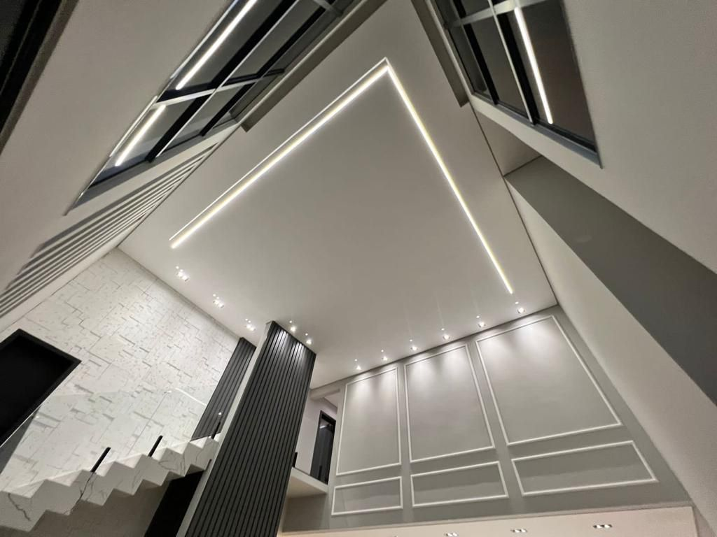 Otimização de Custos e Agilidade na Obra:Como a Escolha do Perfil de LED Impacta Seu Lucro