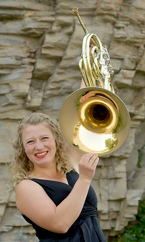 4405 Madeleine Folkerts Horn in Air web.jpg