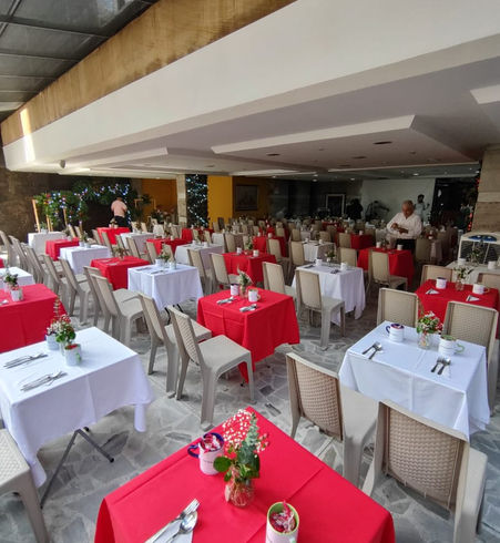 Montaje salon oro cena de parejas.jpg