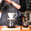 Miniatura: Preparación de café pour-over: vertiendo agua sobre filtro