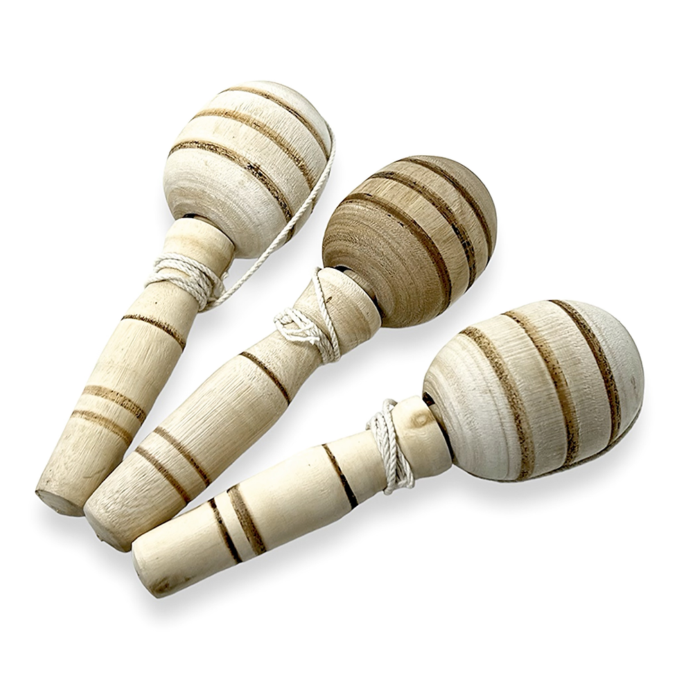 Tres trompos de madera, juguete tradicional