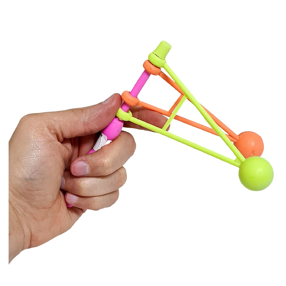 Miniatura: Mano sosteniendo juguete Tiki Taka, bolas de choque retro