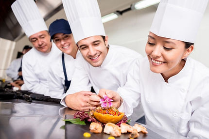 Equipe de cuisiniers d'un restaurant gastronomique qui viennent d'ouvrir un restaurant